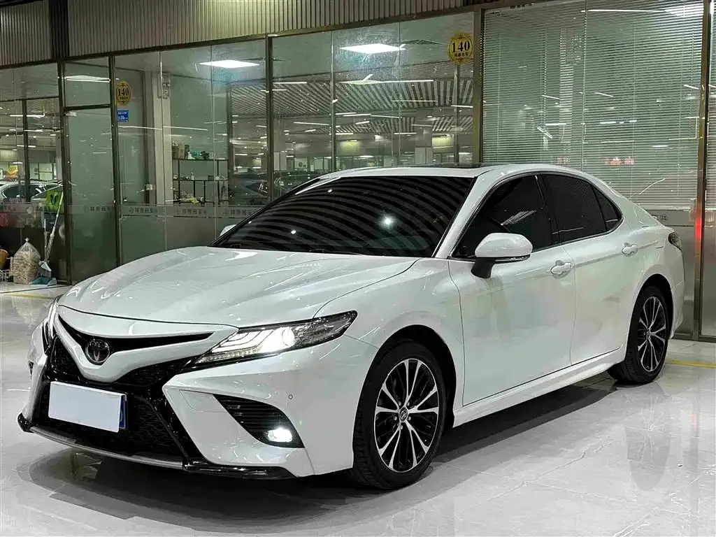 Toyota Camry — фото 1