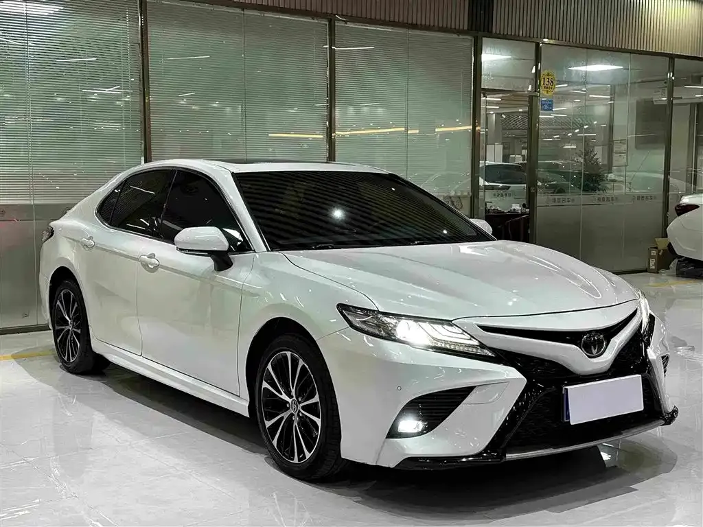 Toyota Camry — фото 9