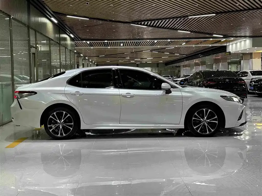 Toyota Camry — фото 2