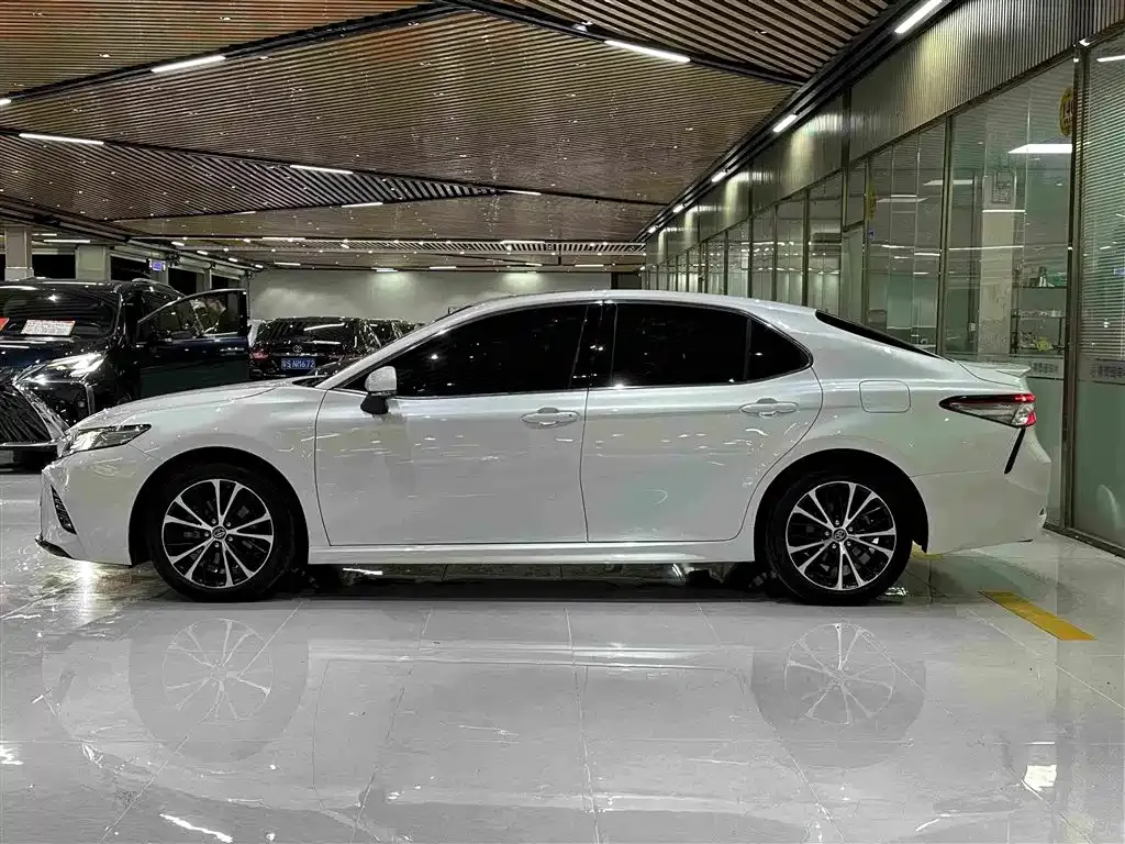 Toyota Camry — фото 10