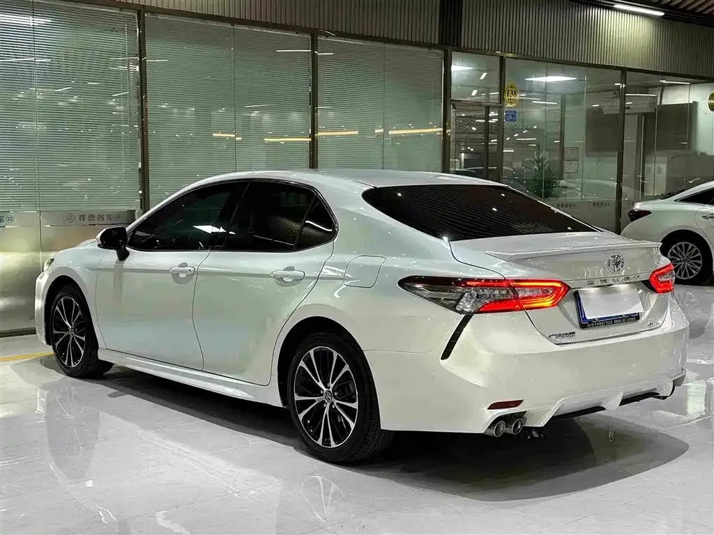 Toyota Camry — фото 4