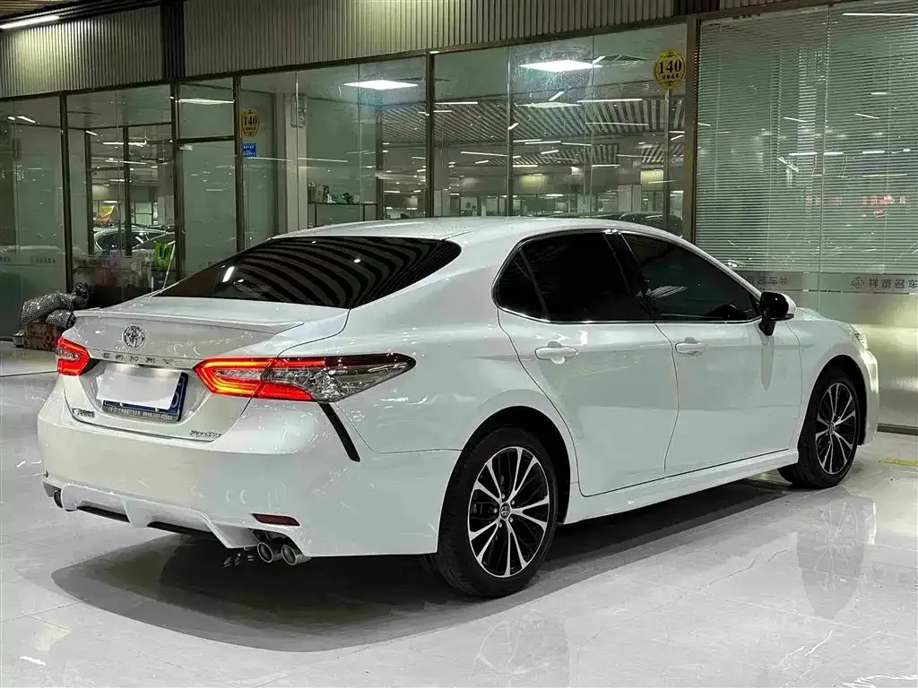 Toyota Camry — фото 5