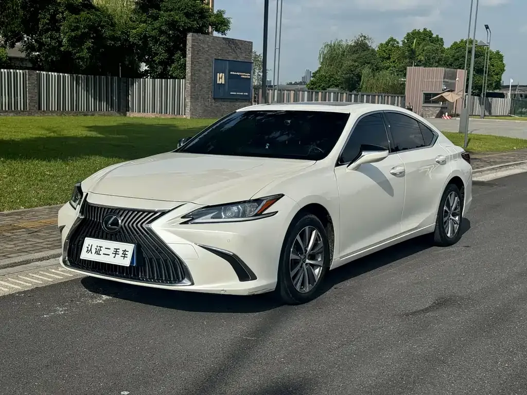 Lexus ES — фото 1