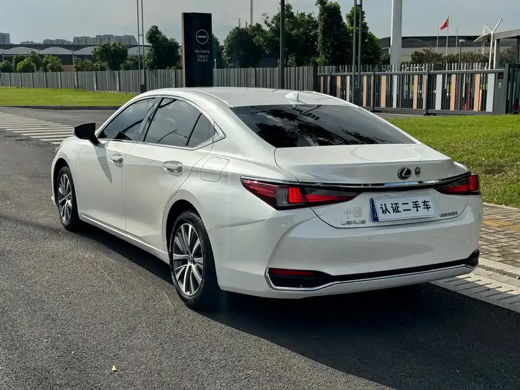 Lexus ES — фото 10