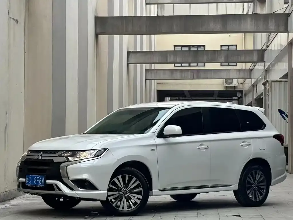 Mitsubishi Outlander — фото 1