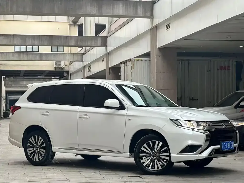 Mitsubishi Outlander — фото 6