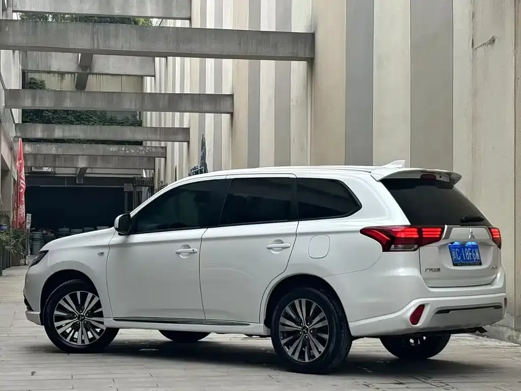 Mitsubishi Outlander — фото 8