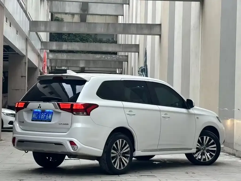 Mitsubishi Outlander — фото 5