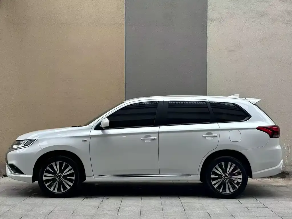 Mitsubishi Outlander — фото 4