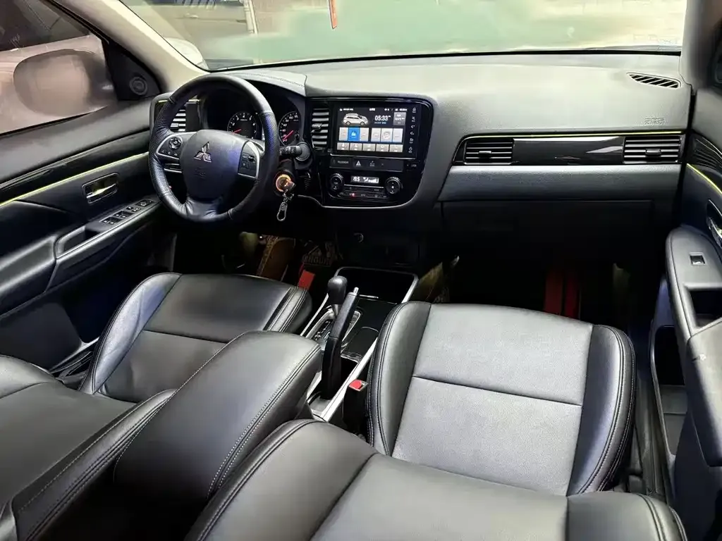 Mitsubishi Outlander — фото 9