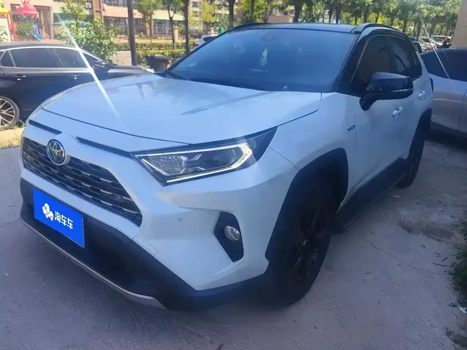 Toyota RAV4 — фото 1