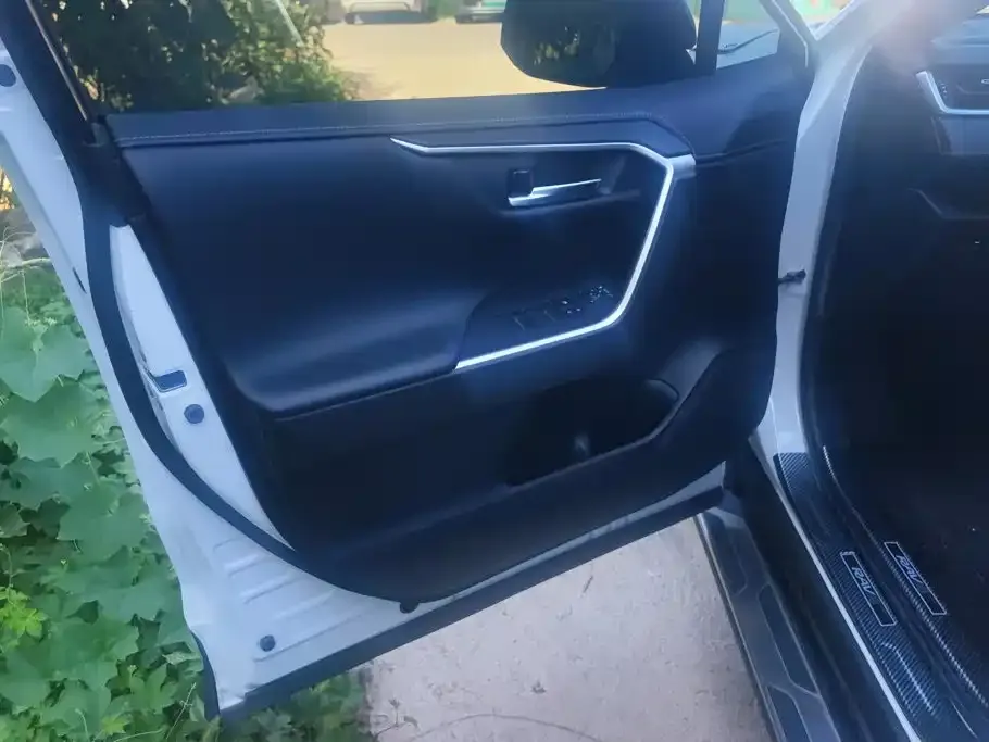 Toyota RAV4 — фото 10