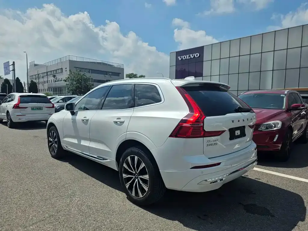 Volvo XC60 — фото 10