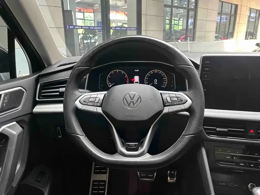 Volkswagen Tiguan L — фото 10