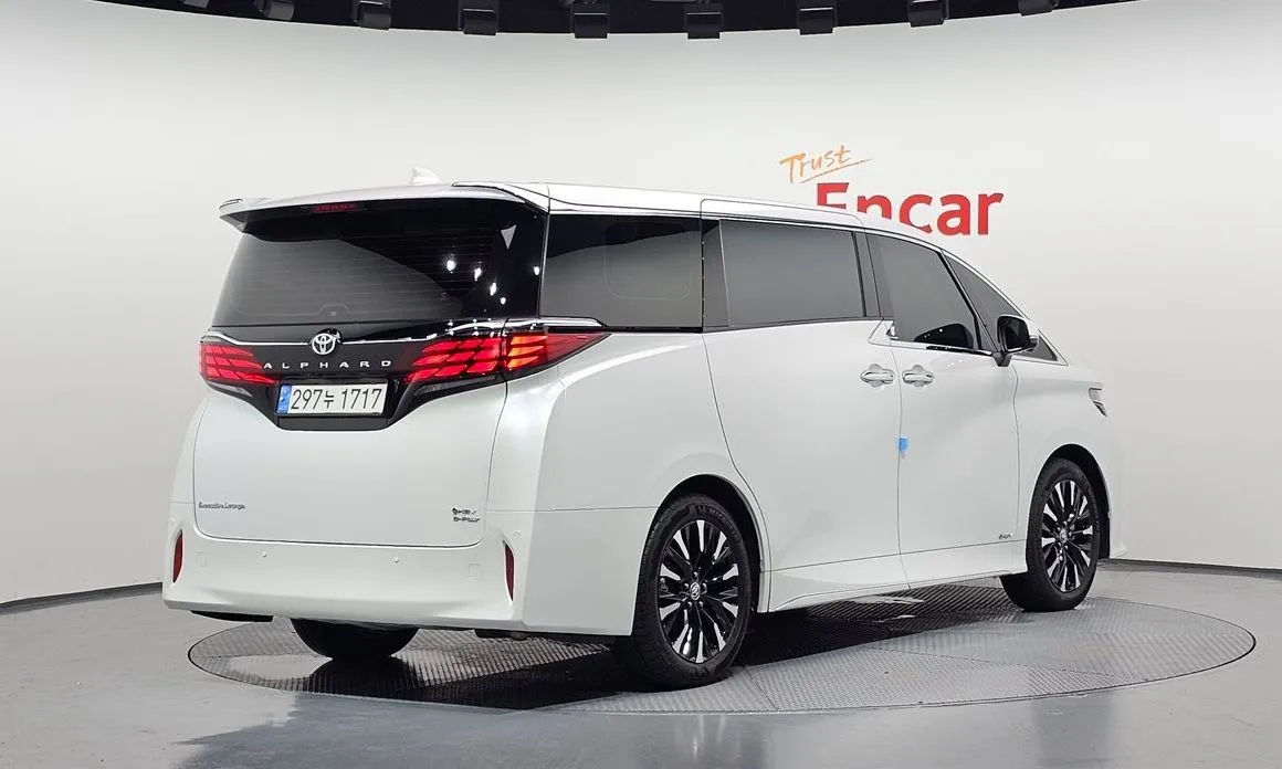 Toyota Alphard — фото 2