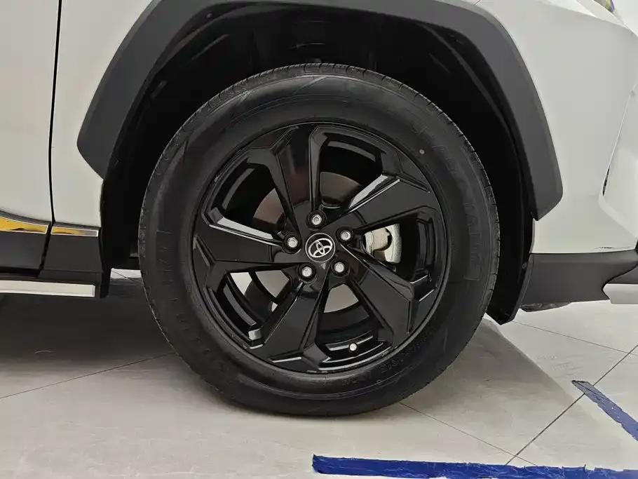 Toyota RAV4 — фото 2