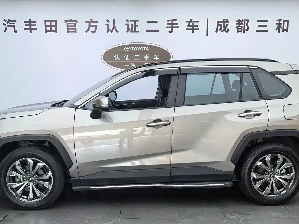 Toyota RAV4 — фото 7