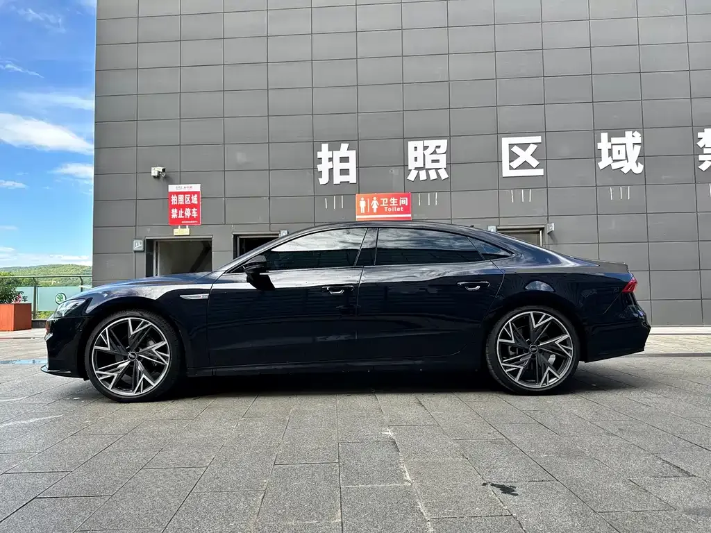 Audi A7L — фото 7