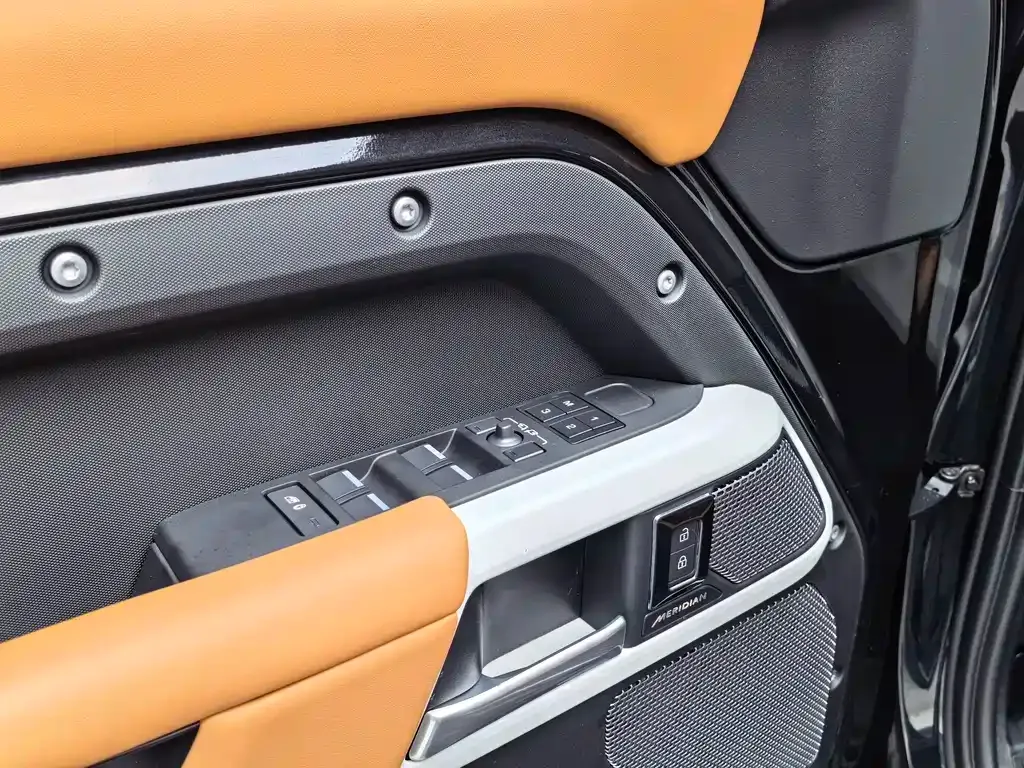 Land Rover Defender — фото 10