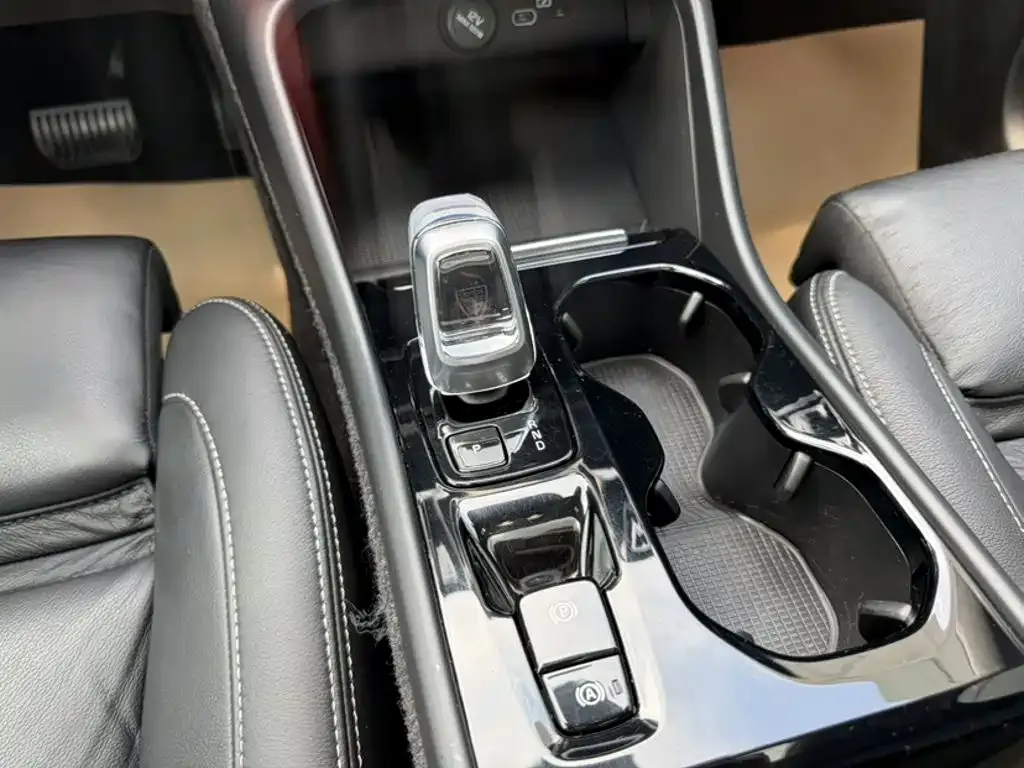 Volvo XC40 — фото 10