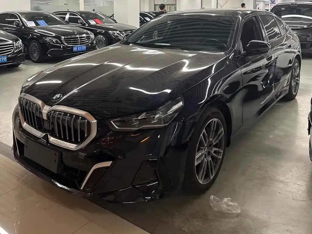 BMW 5 Series — фото 1