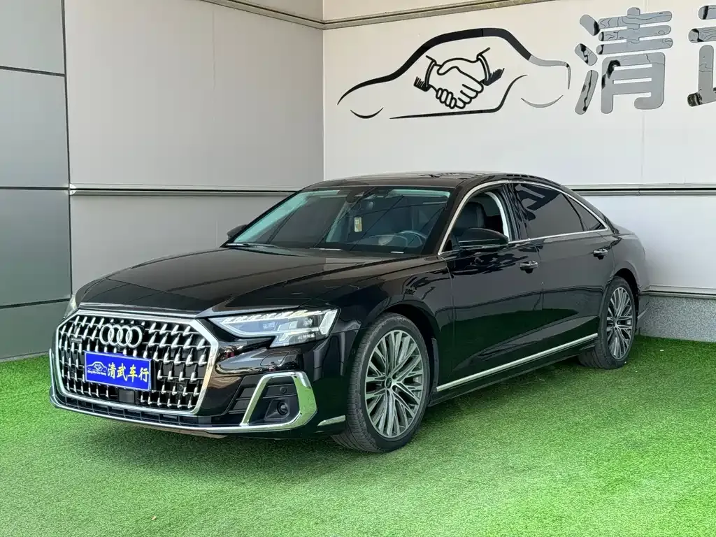 Audi A8 — фото 1