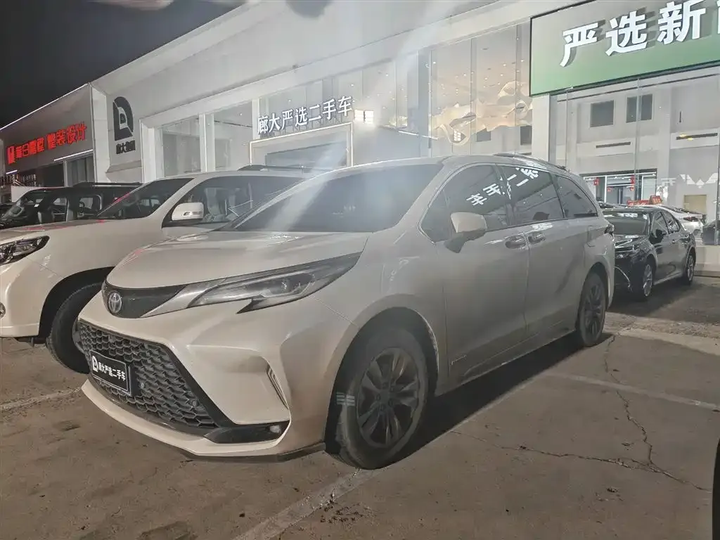 Toyota Sienna — фото 1