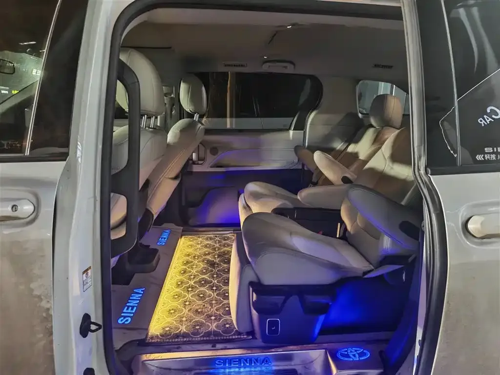 Toyota Sienna — фото 10