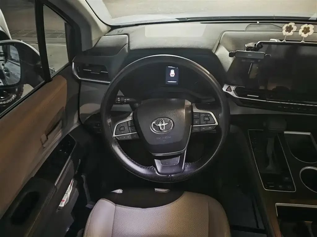 Toyota Sienna — фото 2