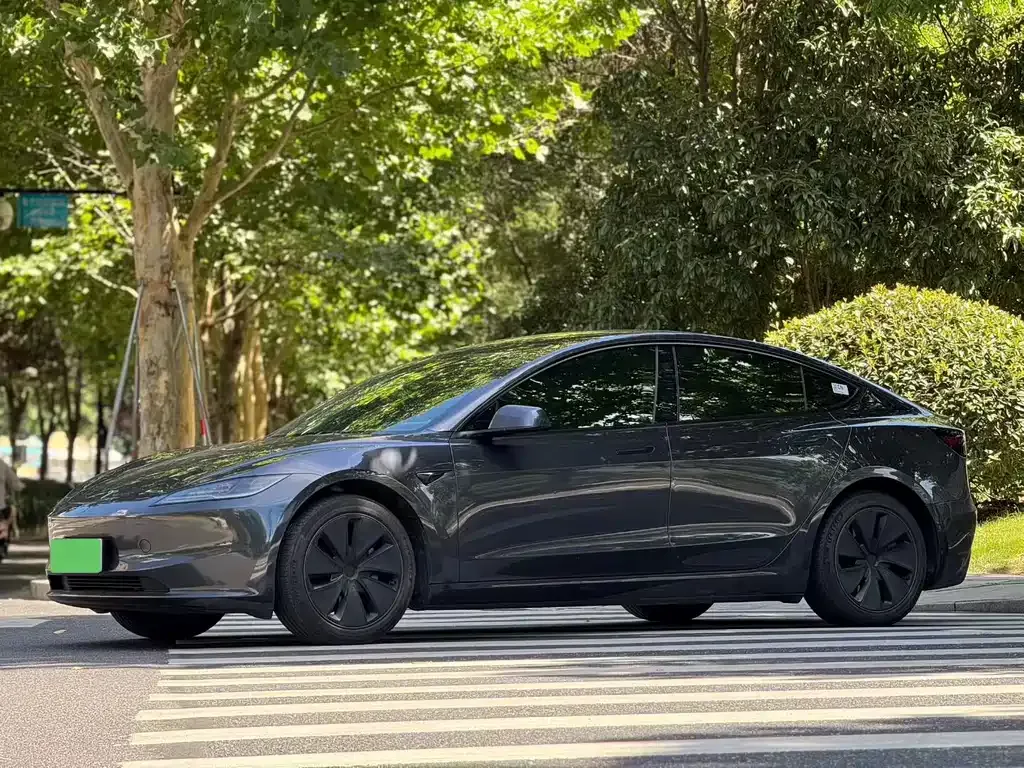 Tesla Model 3 — фото 1