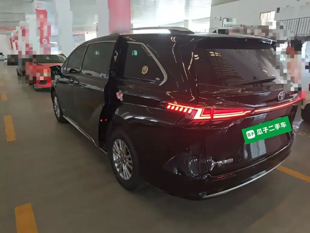 Toyota Sienna — фото 7