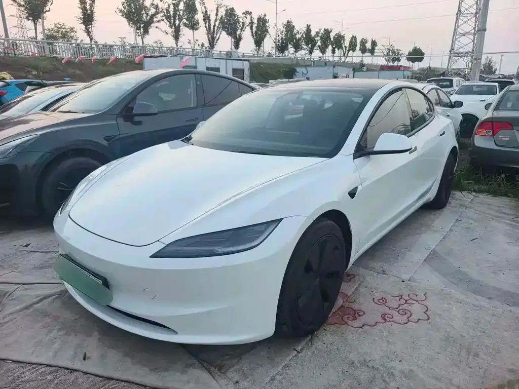Tesla Model 3 — фото 1