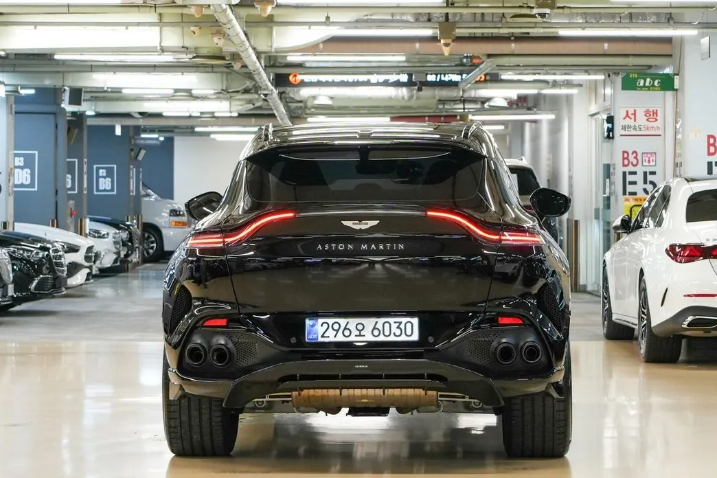 Aston Martin DBX — фото 5