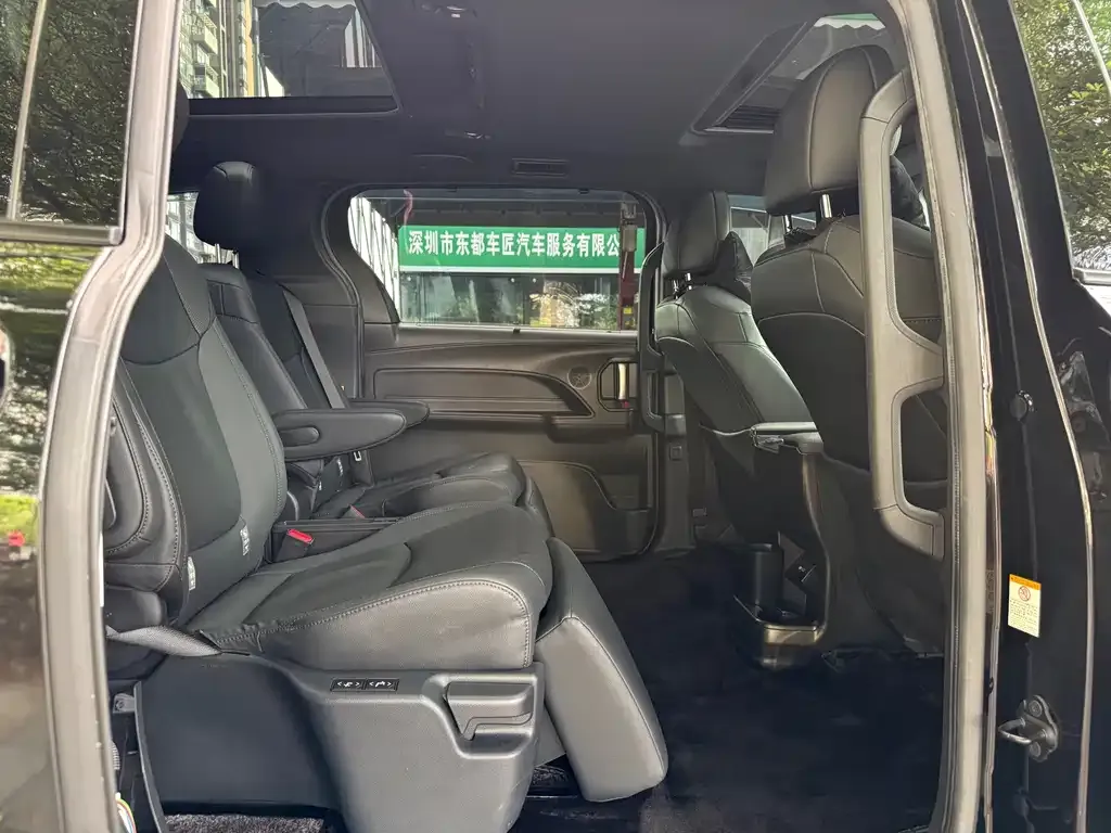 Toyota Sienna — фото 2