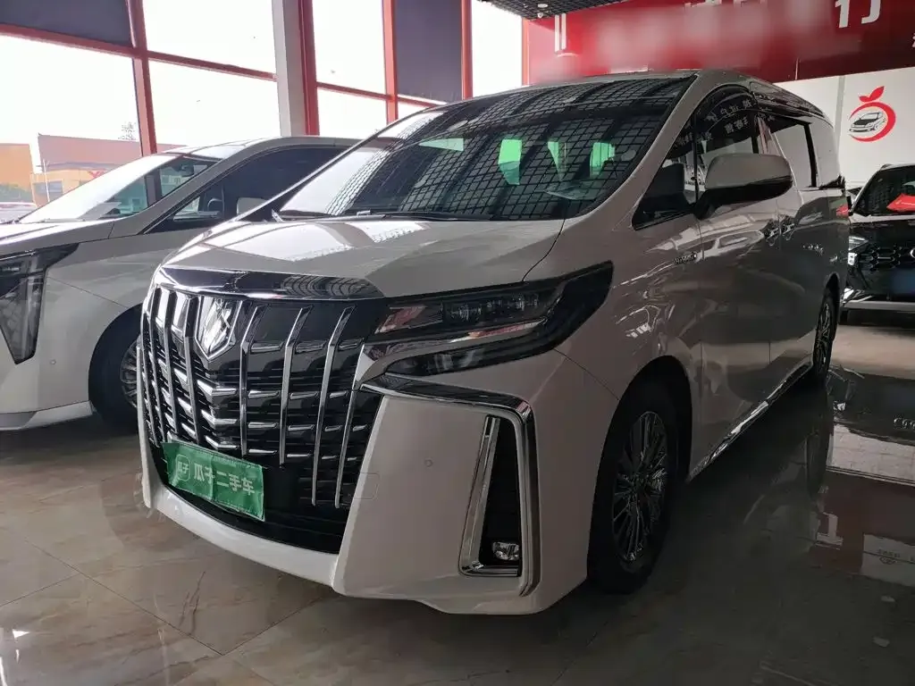 Toyota Alphard — фото 1