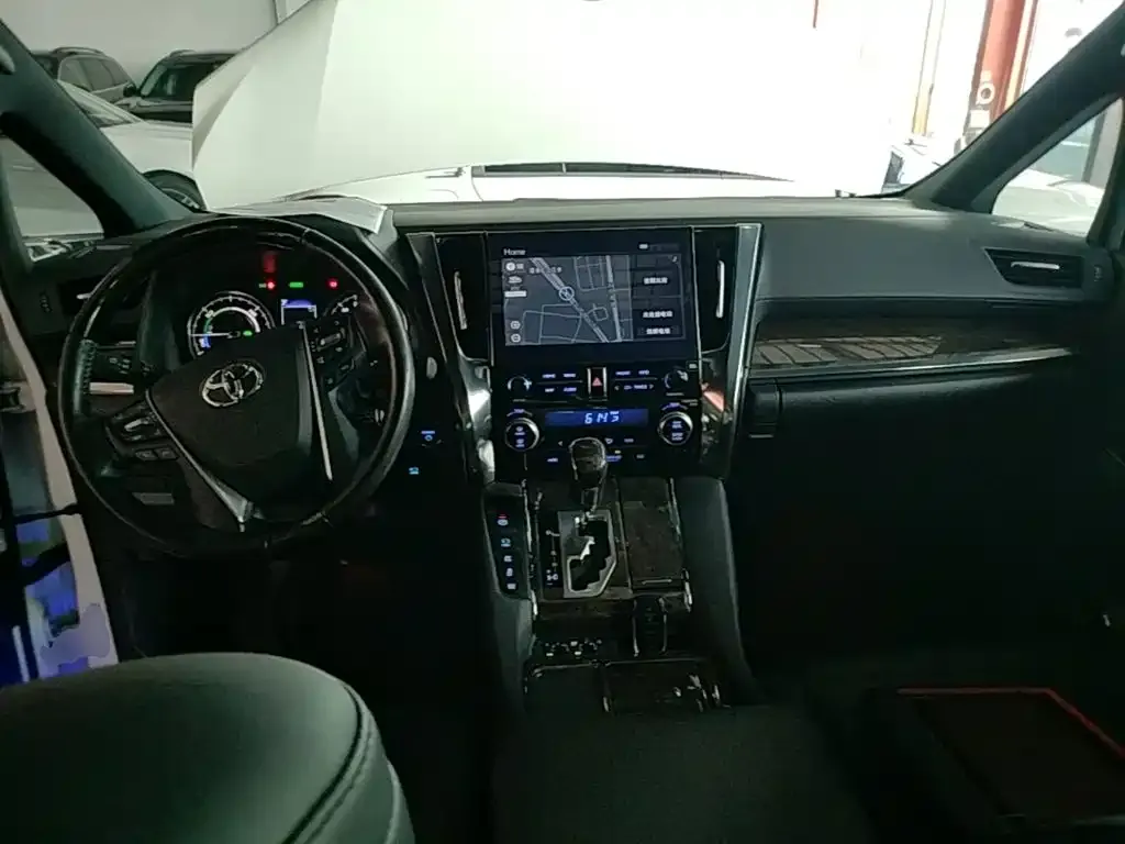 Toyota Alphard — фото 4