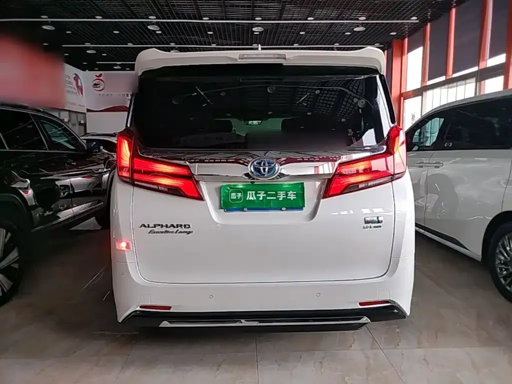 Toyota Alphard — фото 9
