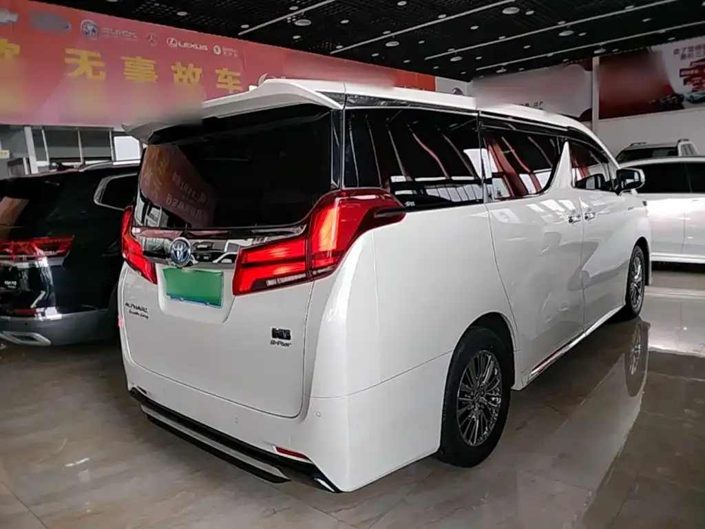 Toyota Alphard — фото 3