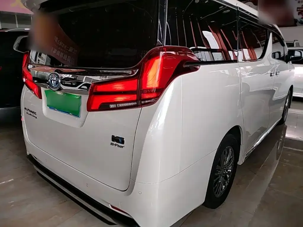 Toyota Alphard — фото 2