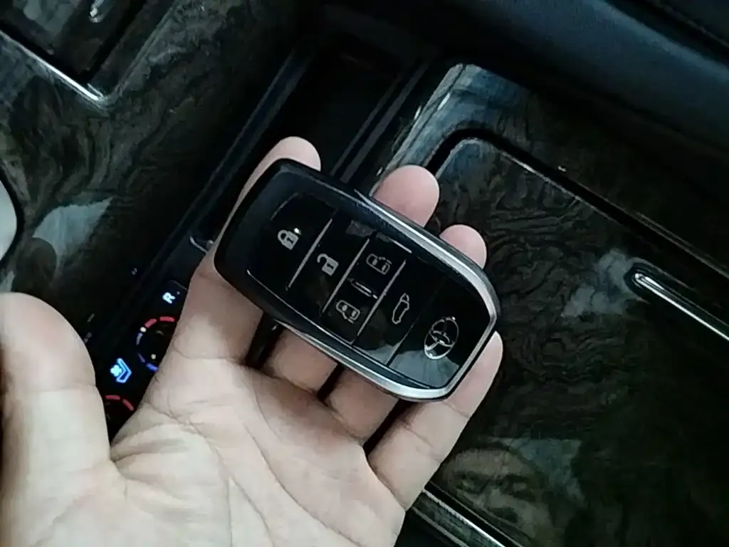 Toyota Alphard — фото 7