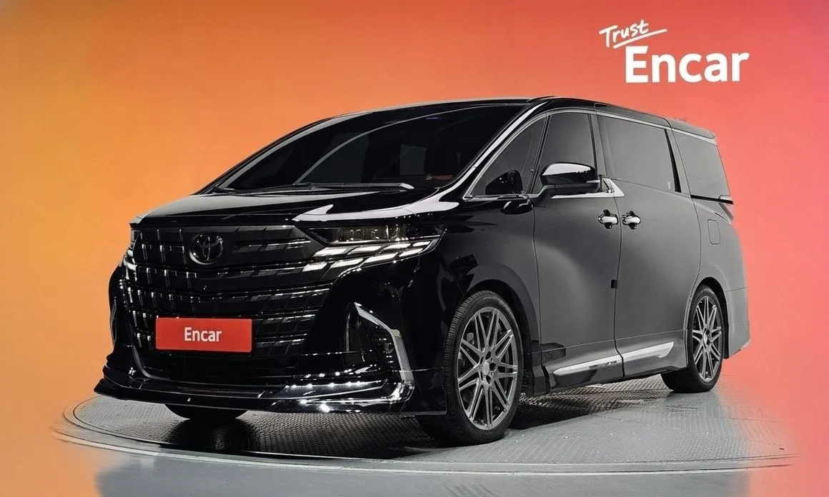 Toyota Alphard — фото 1
