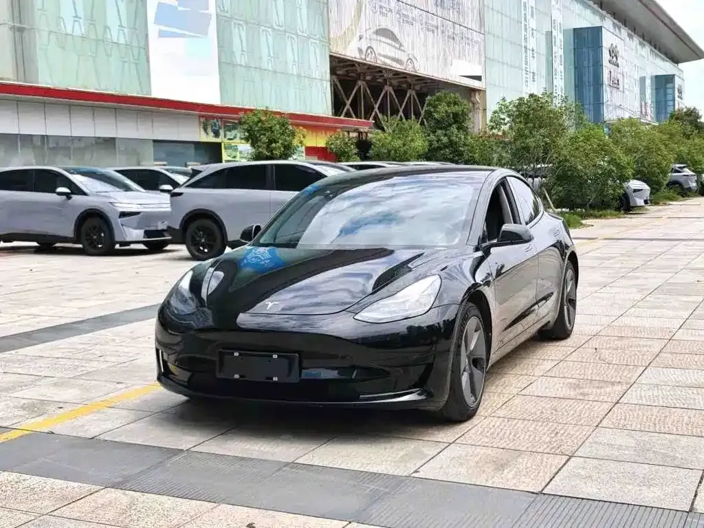 Tesla Model 3 — фото 1