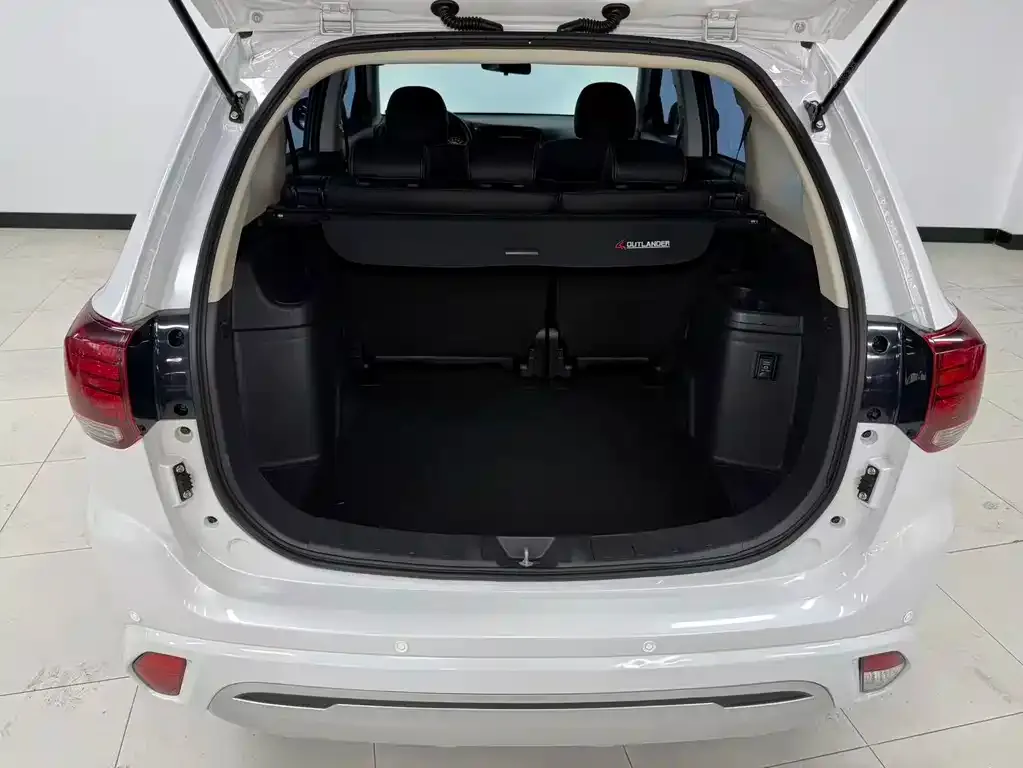 Mitsubishi Outlander — фото 10