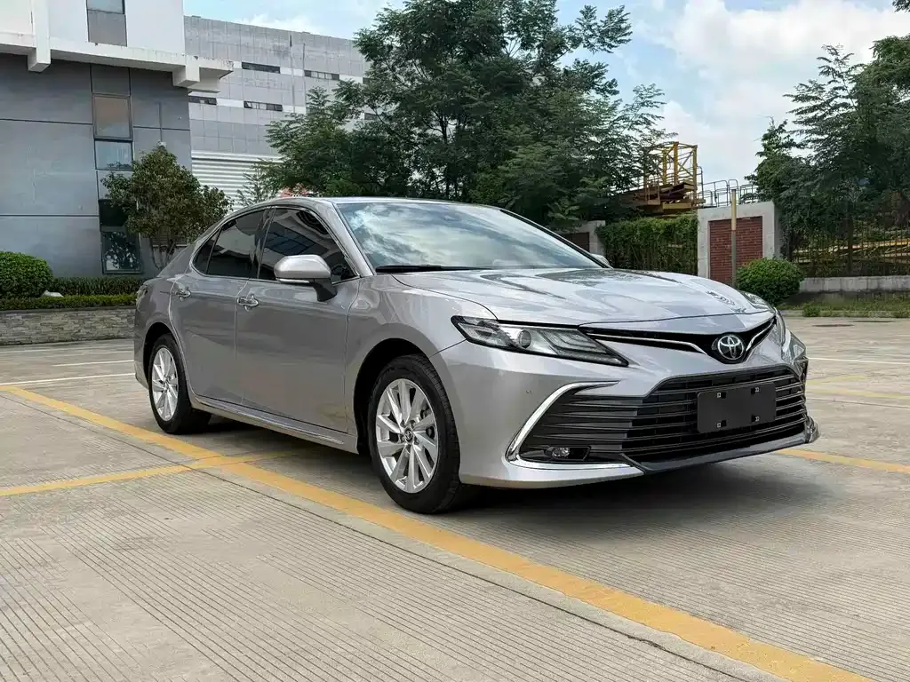 Toyota Camry — фото 1