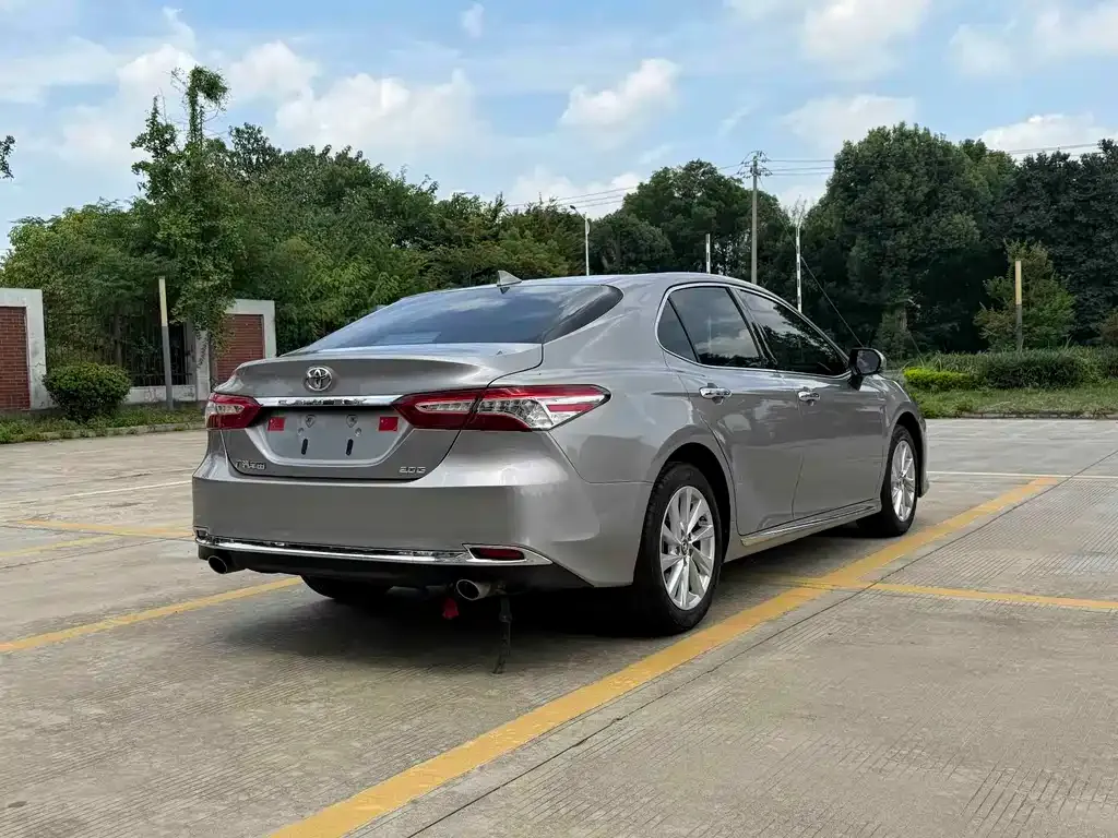 Toyota Camry — фото 2