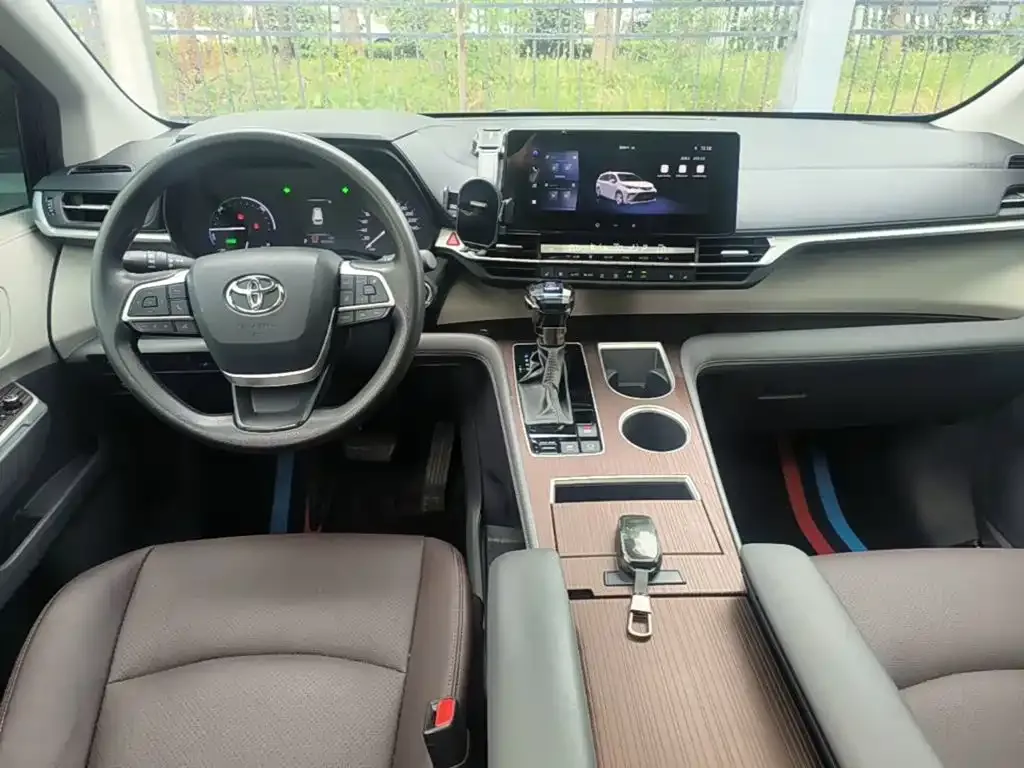Toyota Granvia — фото 5