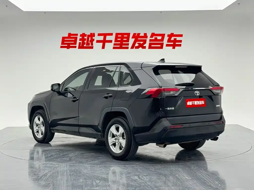 Toyota RAV4 — фото 1