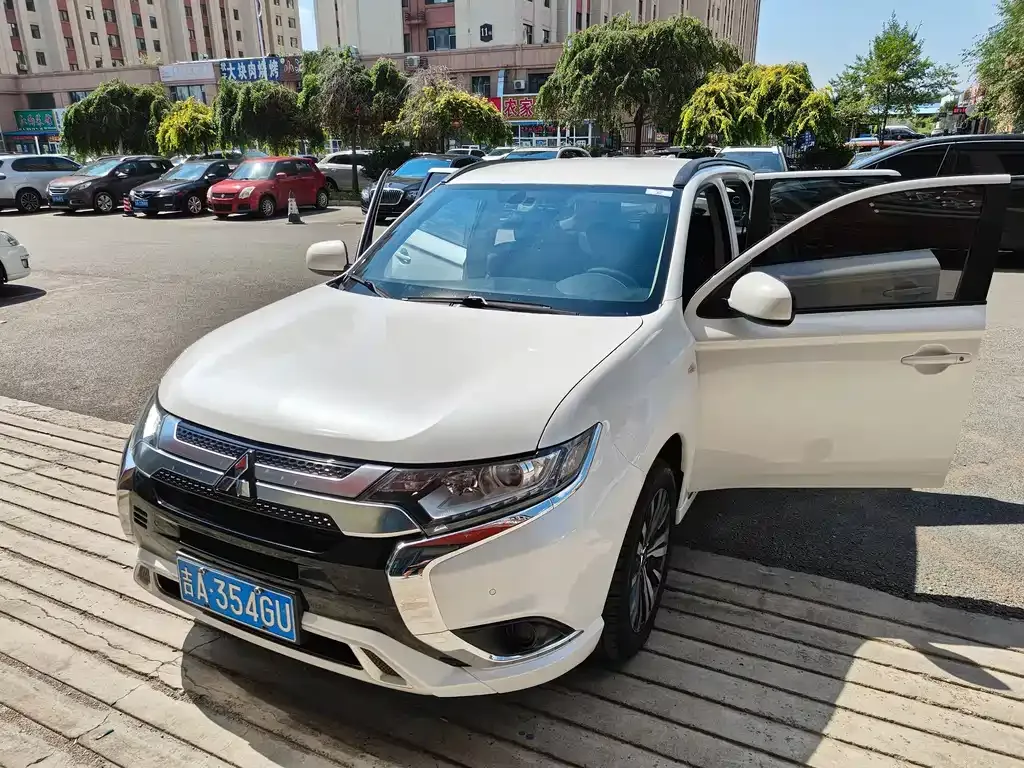 Mitsubishi Outlander — фото 1
