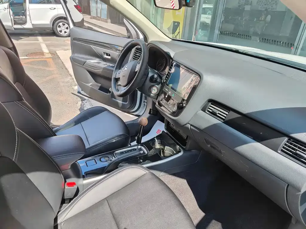 Mitsubishi Outlander — фото 4