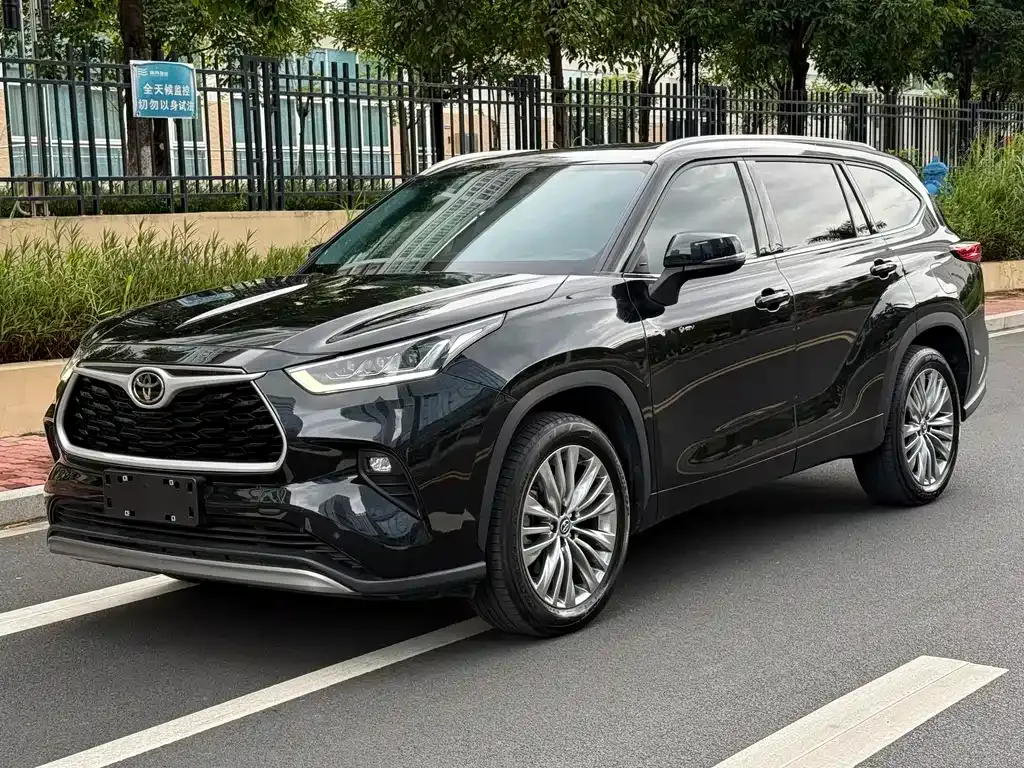 Toyota Highlander — фото 1